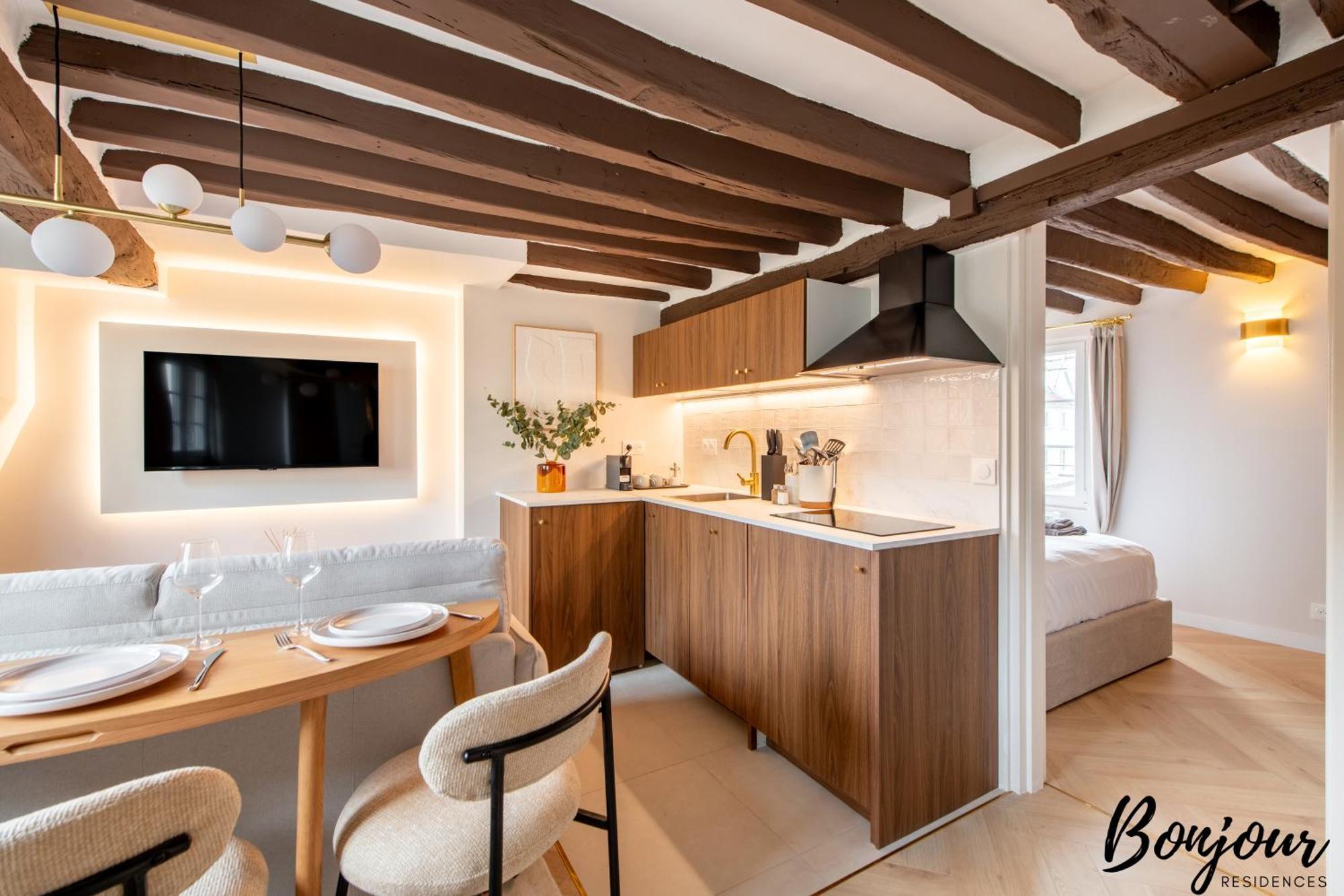 Super - Marais Luxury One-bedroom - Free Parking Apartment