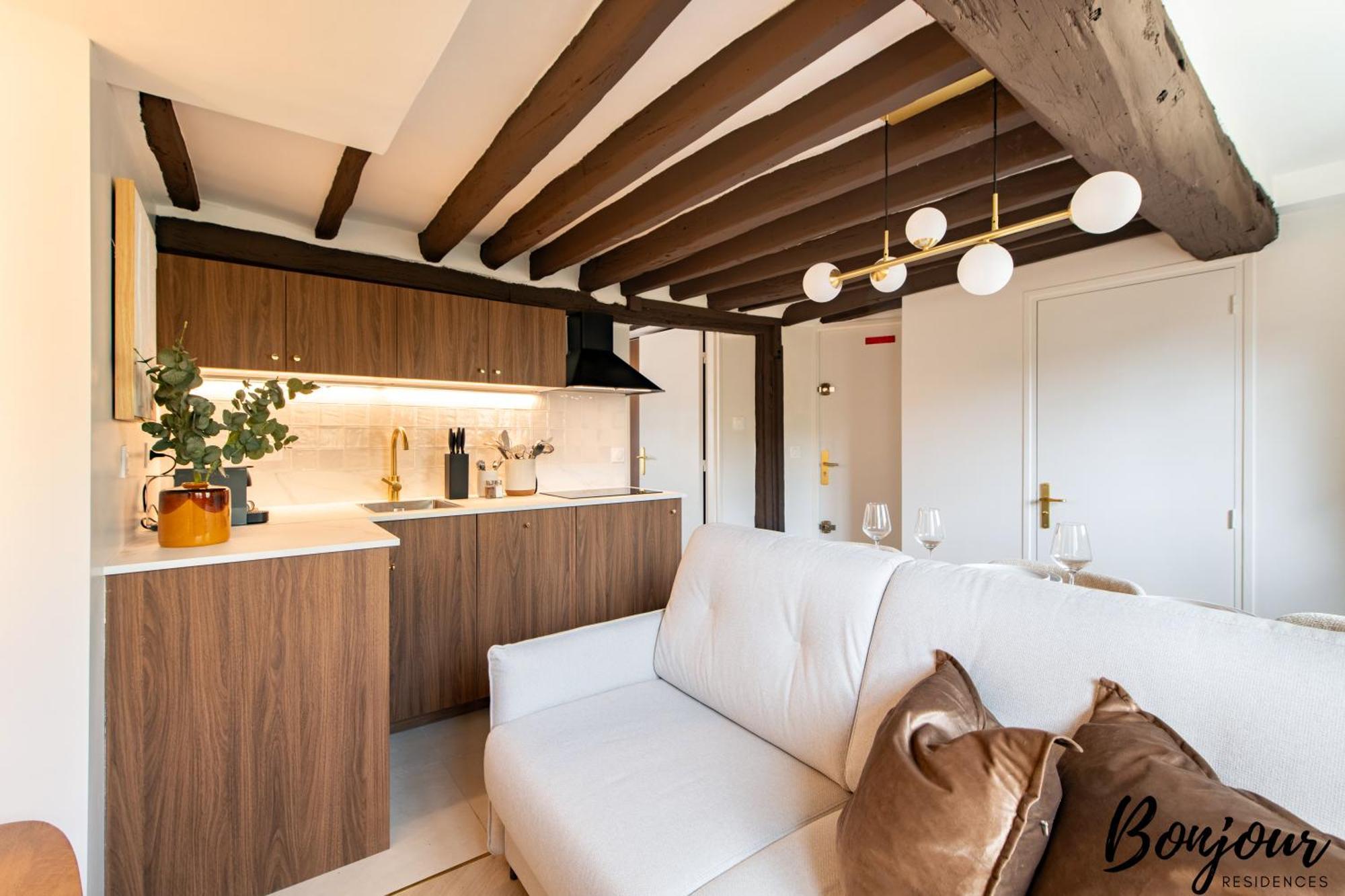 Super - Marais Luxury One-bedroom - Free Parking Apartment *