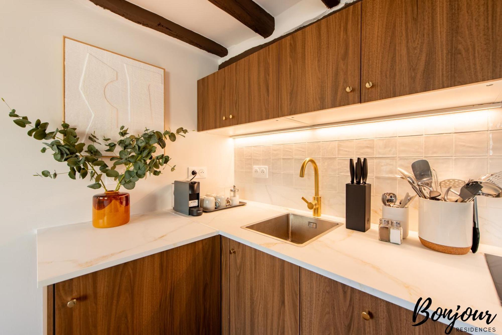 Apartment Super - Marais Luxury One-bedroom - Free Parking