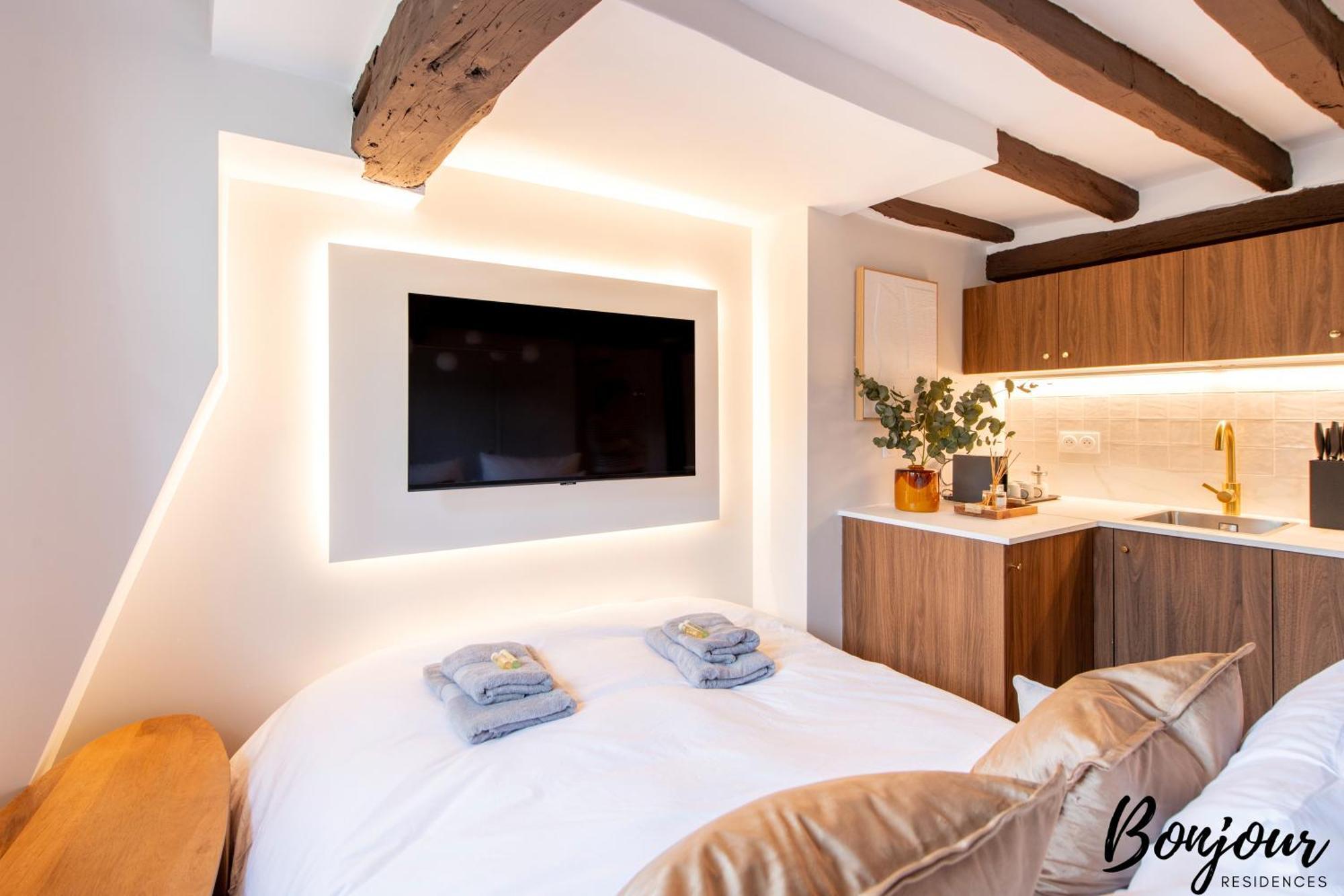 Super Central - Marais Designer One-Bedroom - Free Parking *